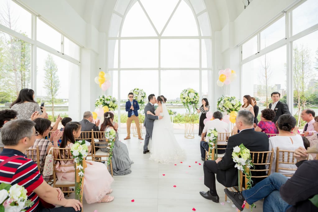 婚禮｜桃園婚宴場地推薦！皇家薇庭婚宴會館Royal Wedding 挑高法蘭新廳+超美水晶教堂戶外草地證婚