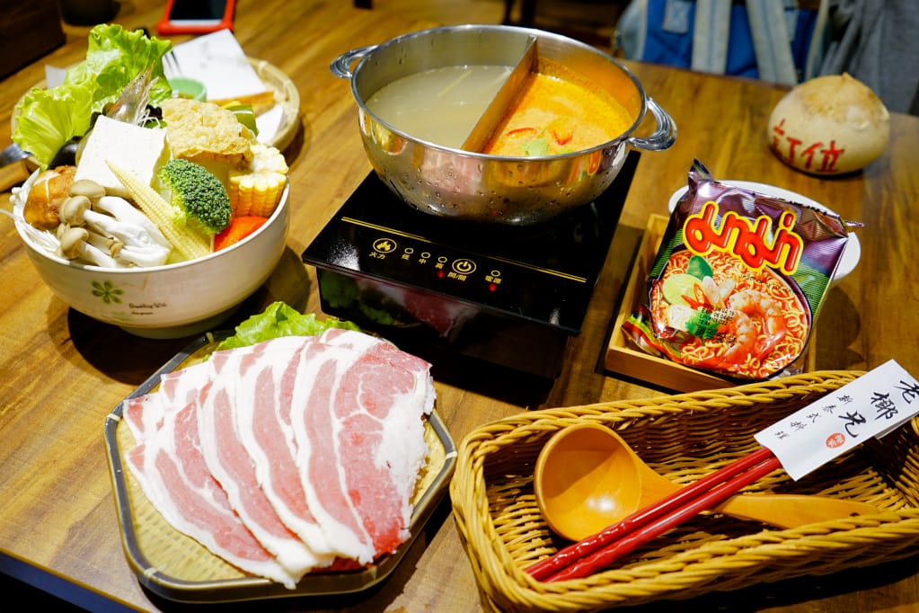 台北｜大直美食 老椰兄新泰式料理(ATT 4 Recharge) 泰式打拋豬冰花煎餃、南洋火鍋、泰國椰子冰推薦！