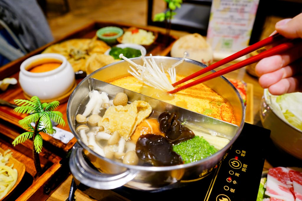 台北｜大直美食 老椰兄新泰式料理(ATT 4 Recharge) 泰式打拋豬冰花煎餃、南洋火鍋、泰國椰子冰推薦！