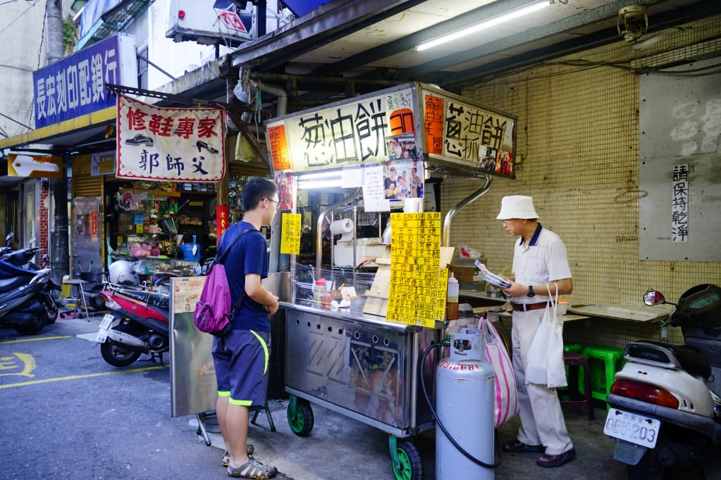 台北｜蟹老闆古早味手工蔥油餅 王子麵、巧克力珍珠創意蔥油餅 內湖737巷美食推薦！