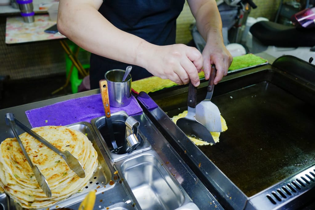 台北｜蟹老闆古早味手工蔥油餅 王子麵、巧克力珍珠創意蔥油餅 內湖737巷美食推薦！