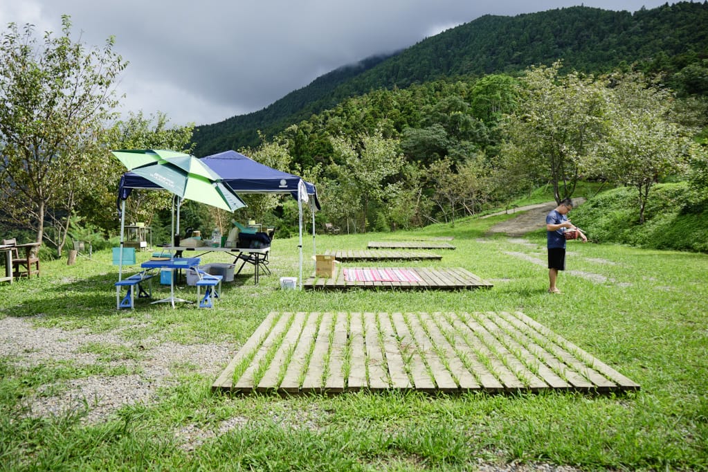 露營｜新竹五峰 起初休閒露營區 棧板草地、森林營位 1200m高海拔營區推薦！