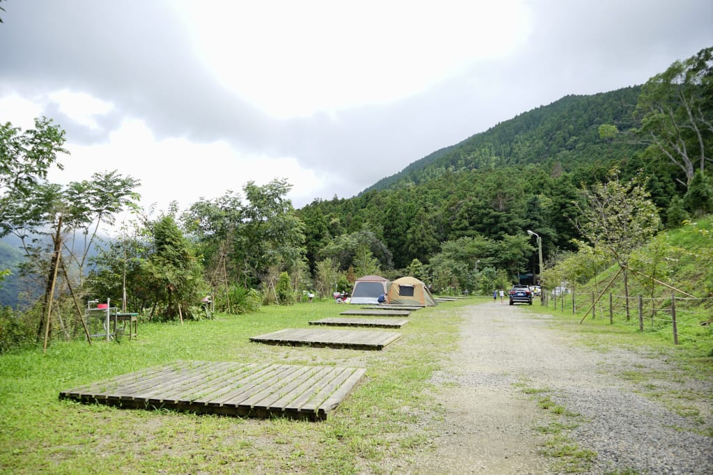 露營｜新竹五峰 起初休閒露營區 棧板草地、森林營位 1200m高海拔營區推薦！
