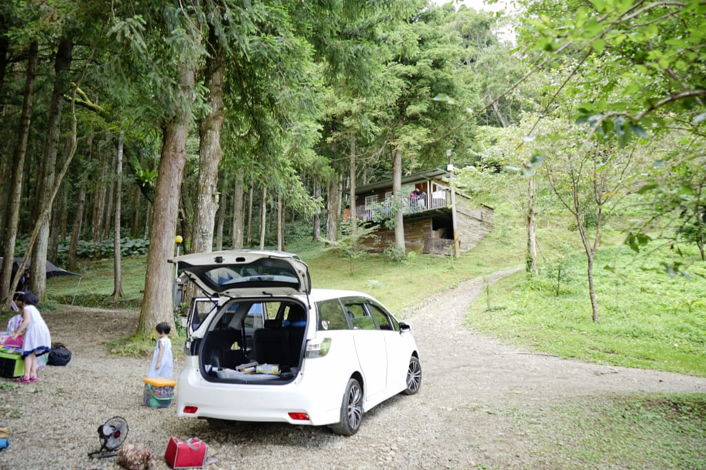 露營｜新竹五峰 起初休閒露營區 棧板草地、森林營位 1200m高海拔營區推薦！