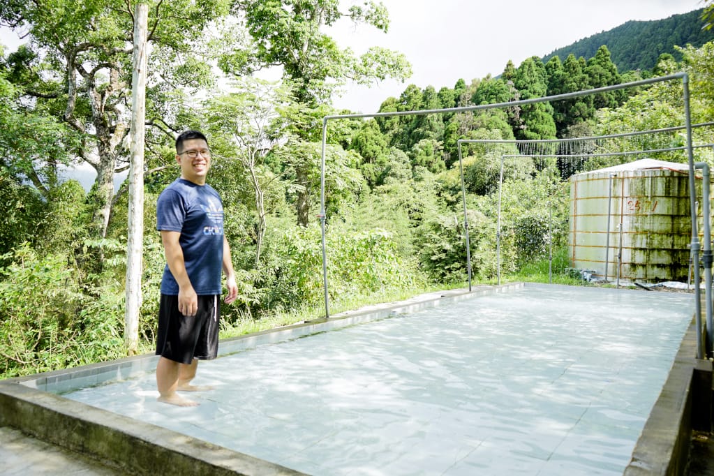 露營｜新竹五峰 起初休閒露營區 棧板草地、森林營位 1200m高海拔營區推薦！
