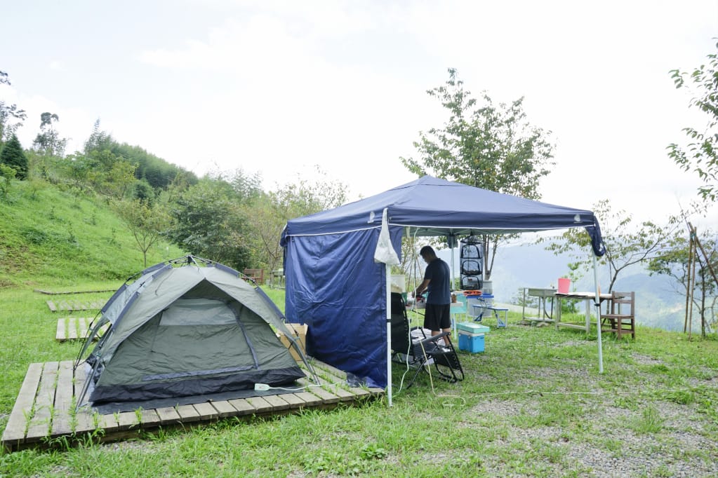 露營｜新竹五峰 起初休閒露營區 棧板草地、森林營位 1200m高海拔營區推薦！