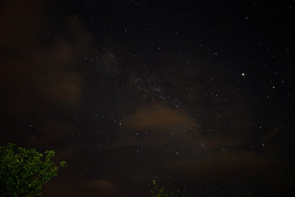 露營｜新竹五峰 起初休閒露營區 棧板草地、森林營位 1200m高海拔營區推薦！