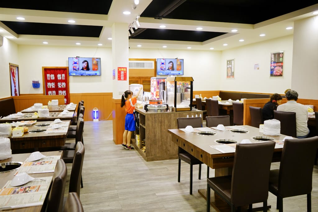 新北｜八方悅日式涮涮鍋(新莊鴻金寶店) 熟成牛肉、平價海鮮火鍋
