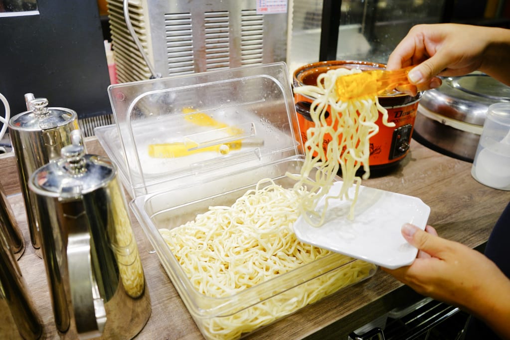 新北｜八方悅日式涮涮鍋(新莊鴻金寶店) 熟成牛肉、平價海鮮火鍋