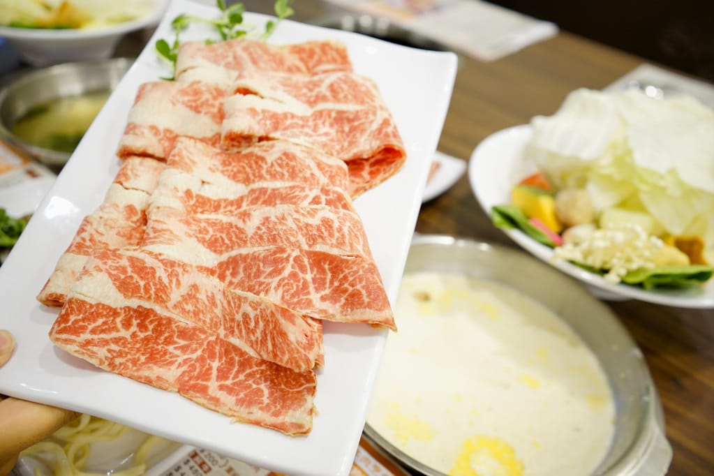 新北｜八方悅日式涮涮鍋(新莊鴻金寶店) 熟成牛肉、平價海鮮火鍋