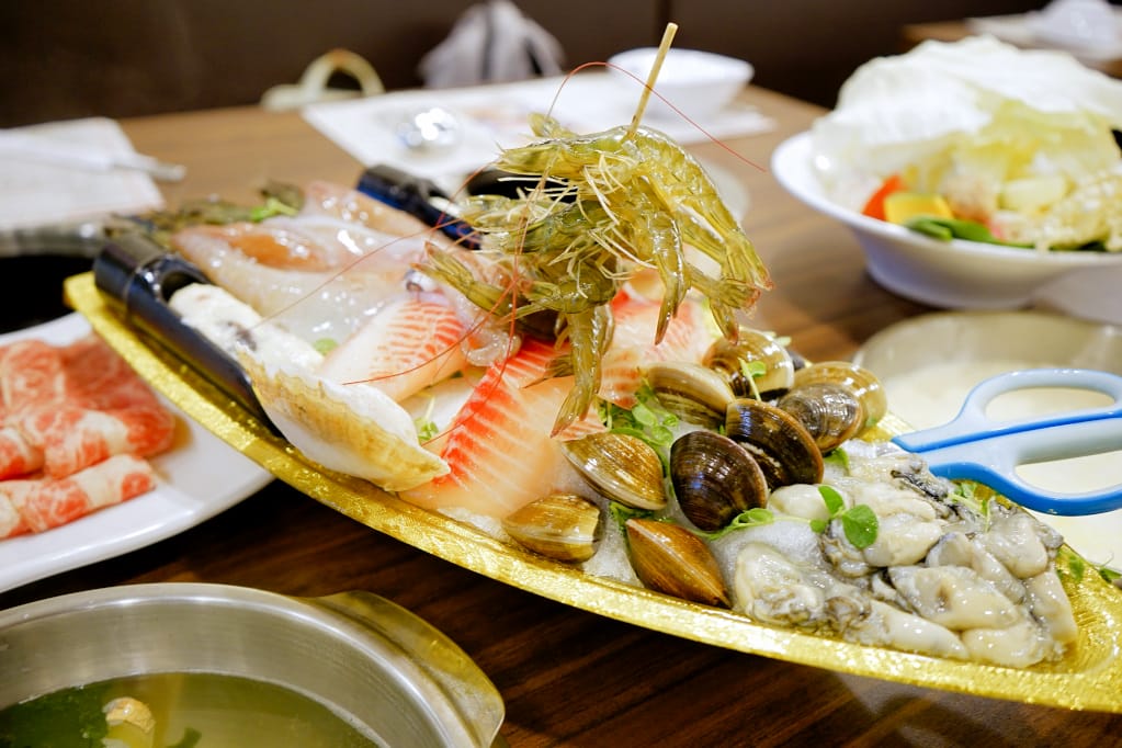 新北｜八方悅日式涮涮鍋(新莊鴻金寶店) 熟成牛肉、平價海鮮火鍋