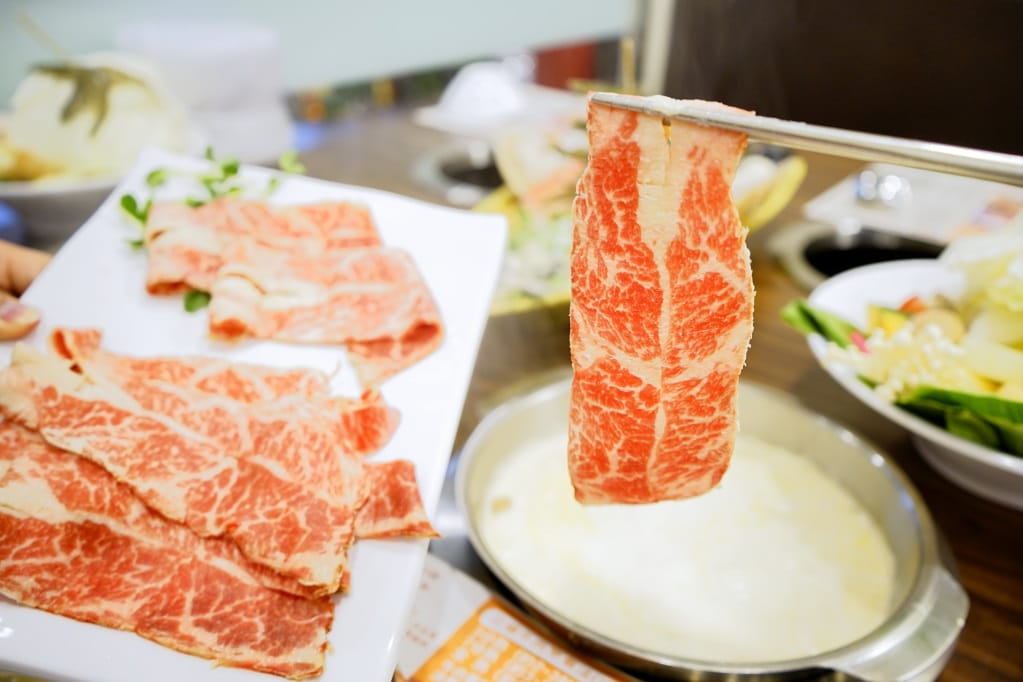 新北｜八方悅日式涮涮鍋(新莊鴻金寶店) 熟成牛肉、平價海鮮火鍋