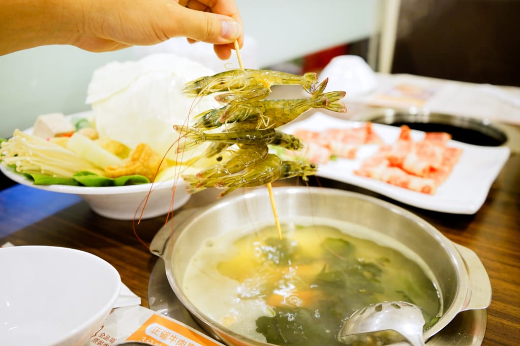新北｜八方悅日式涮涮鍋(新莊鴻金寶店) 熟成牛肉、平價海鮮火鍋