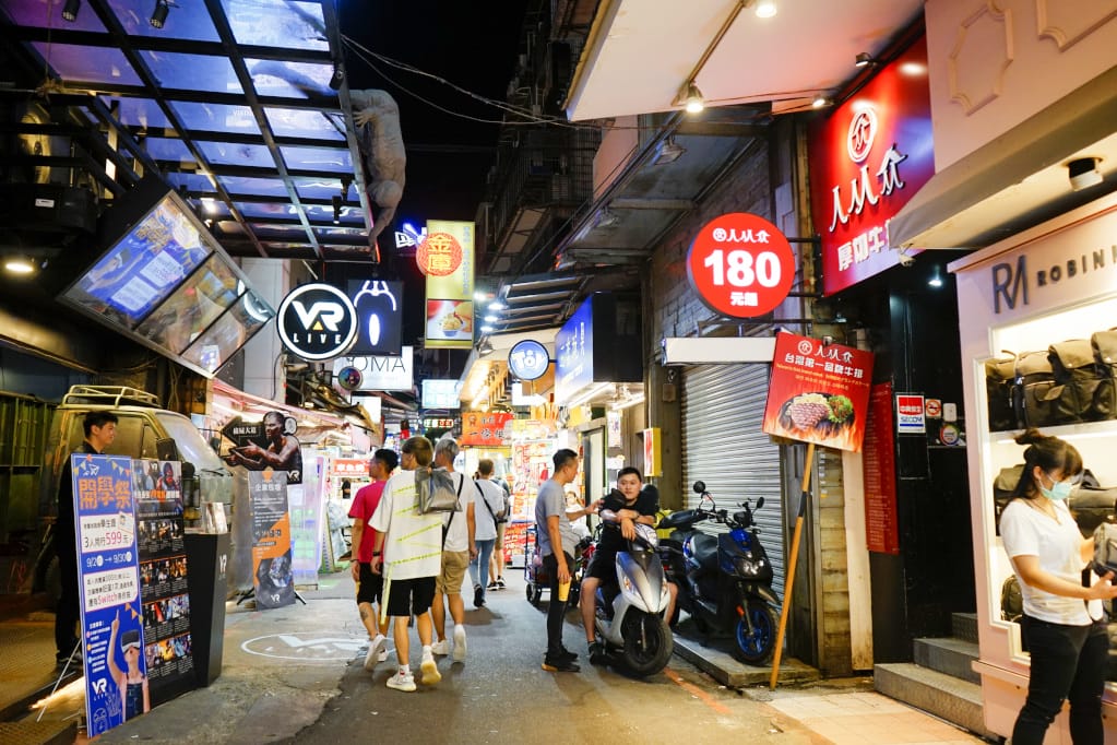 台北｜人从众厚切牛排館-西門店 萬華西門町美食推薦！