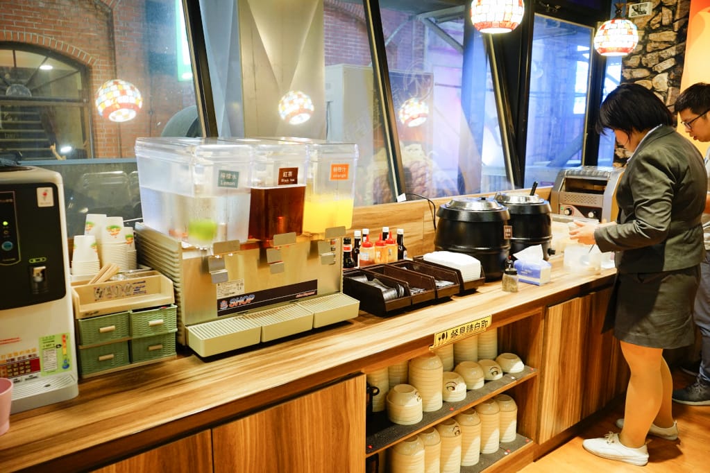 台北｜人从众厚切牛排館-西門店 萬華西門町美食推薦！