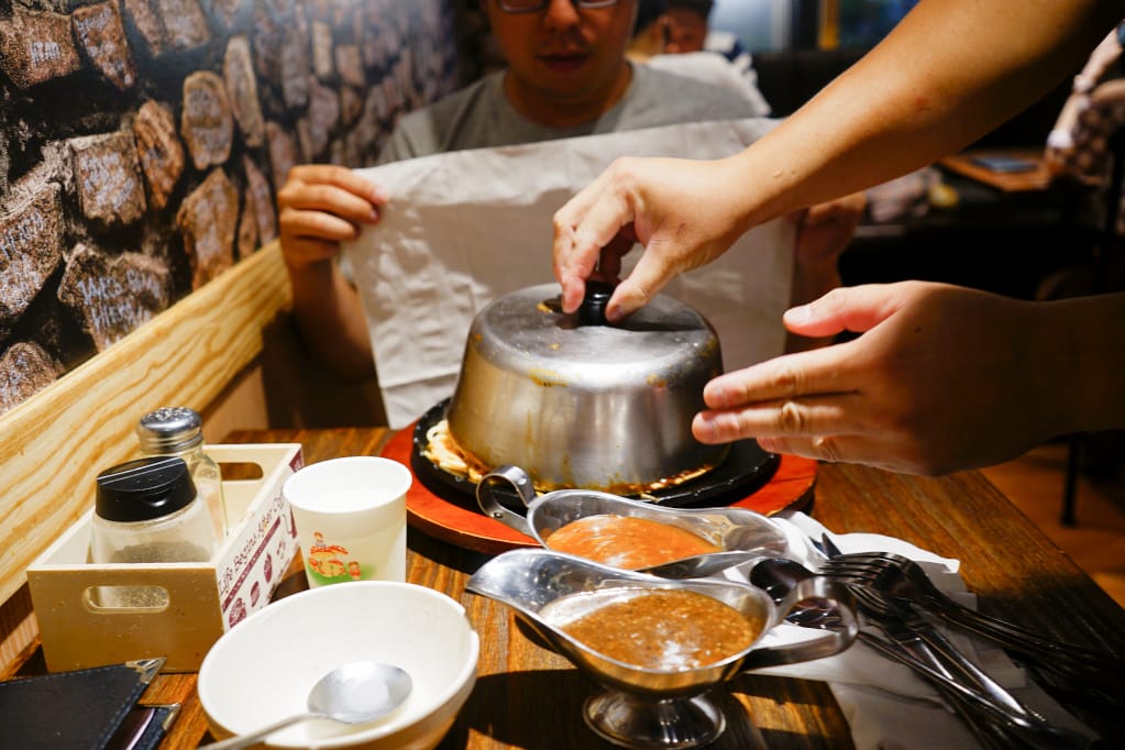 台北｜人从众厚切牛排館-西門店 萬華西門町美食推薦！