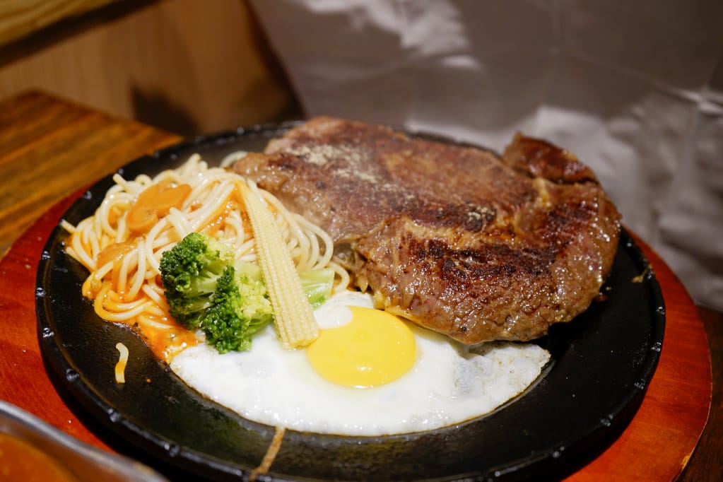 台北｜人从众厚切牛排館-西門店 萬華西門町美食推薦！