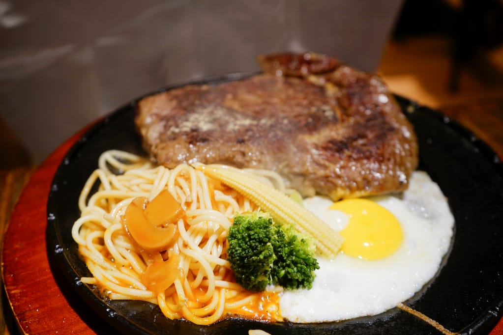 台北｜人从众厚切牛排館-西門店 萬華西門町美食推薦！