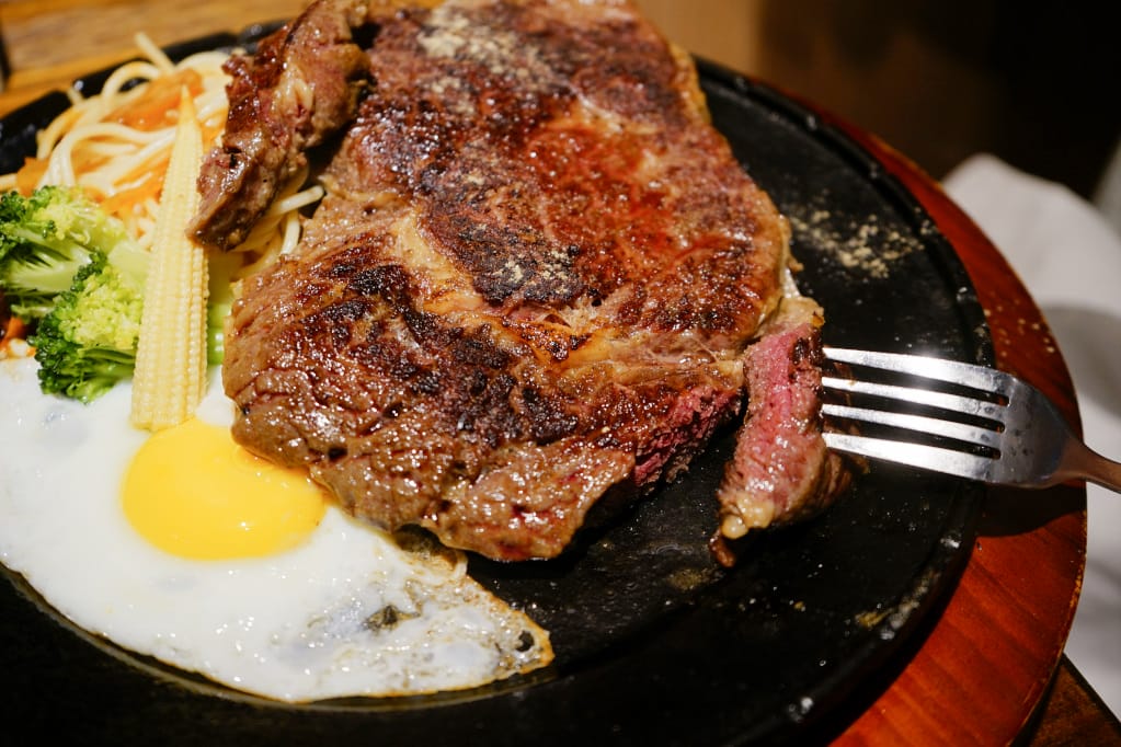 台北｜人从众厚切牛排館-西門店 萬華西門町美食推薦！