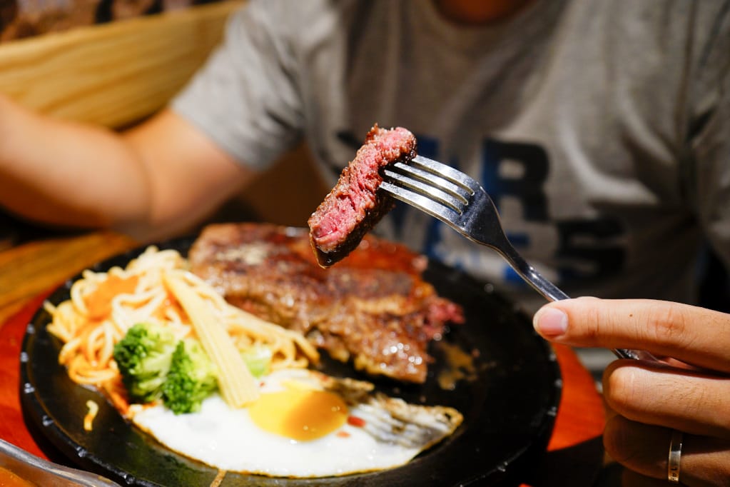 台北｜人从众厚切牛排館-西門店 萬華西門町美食推薦！