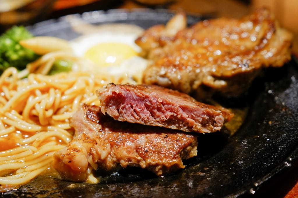 台北｜人从众厚切牛排館-西門店 萬華西門町美食推薦！