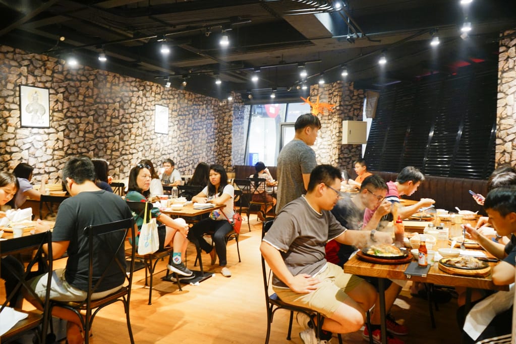 台北｜人从众厚切牛排館-西門店 萬華西門町美食推薦！