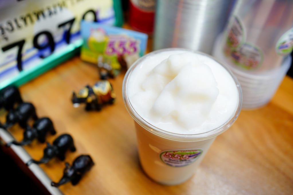 飲品｜台南 555 泰式椰奶冰沙 มะพร้าวปั่นนมสด 泰國風味飲品推薦！好喝的美祿牛奶冰沙~