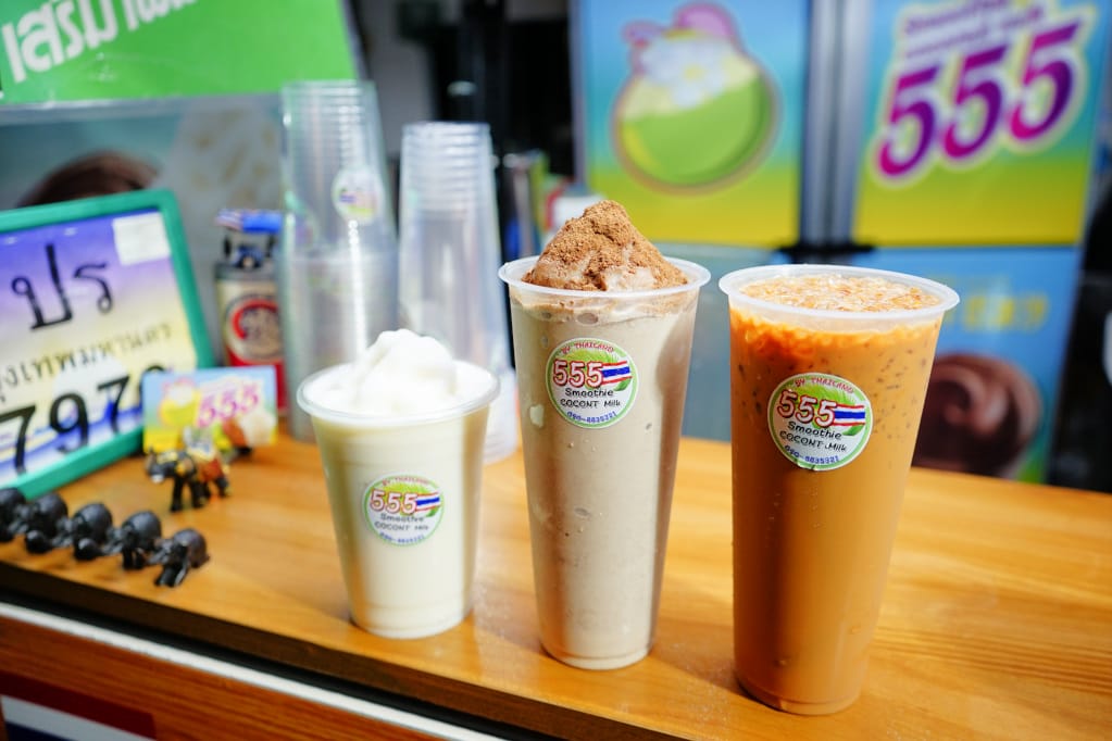 飲品｜台南 555 泰式椰奶冰沙 มะพร้าวปั่นนมสด 泰國風味飲品推薦！好喝的美祿牛奶冰沙~