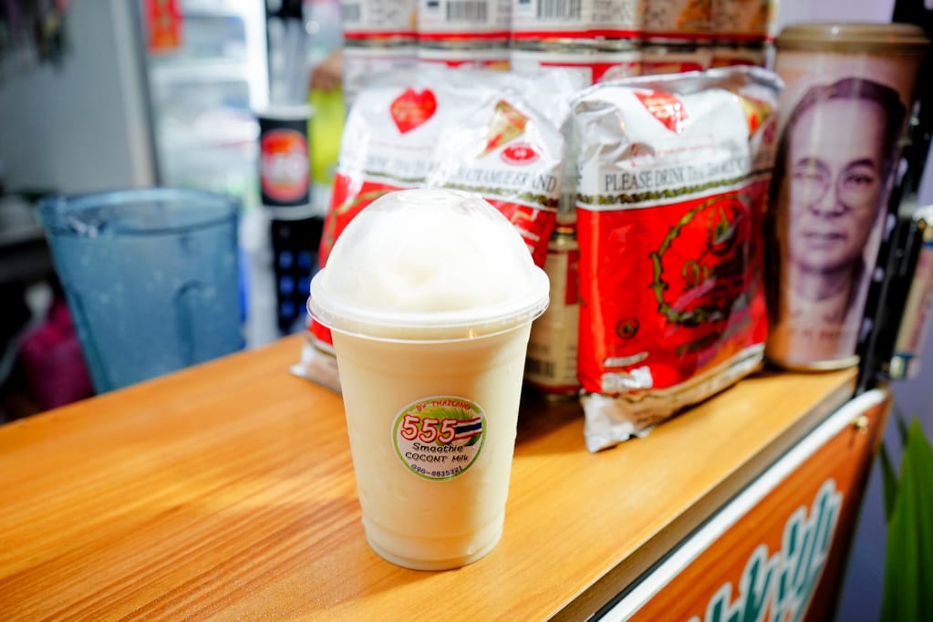飲品｜台南 555 泰式椰奶冰沙 มะพร้าวปั่นนมสด 泰國風味飲品推薦！好喝的美祿牛奶冰沙~