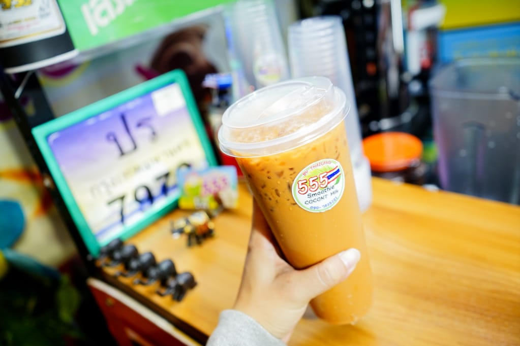 飲品｜台南 555 泰式椰奶冰沙 มะพร้าวปั่นนมสด 泰國風味飲品推薦！好喝的美祿牛奶冰沙~