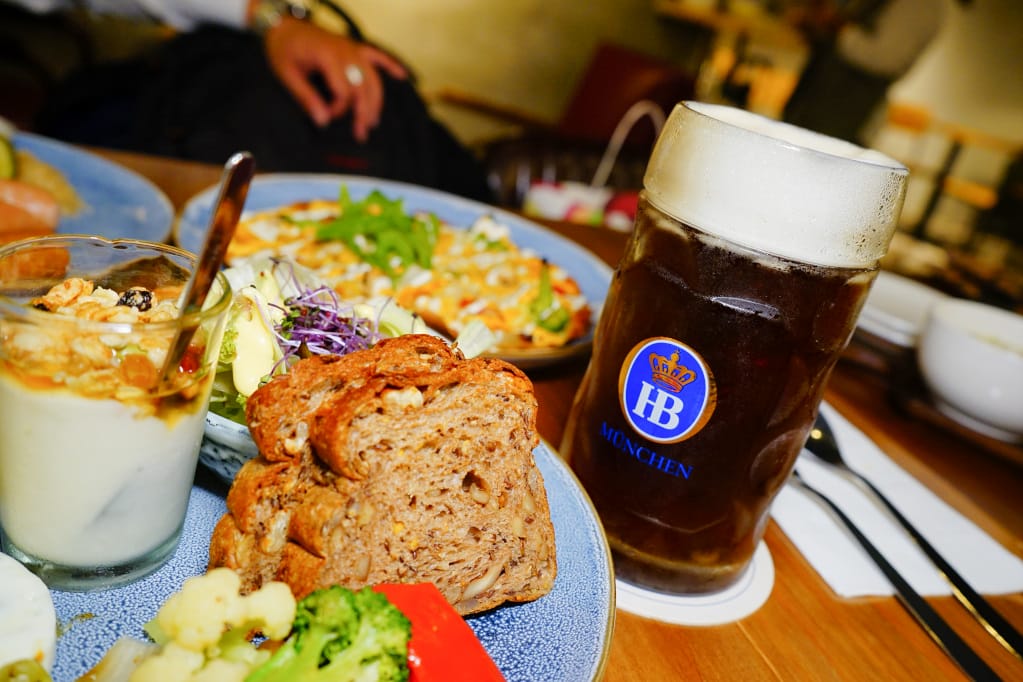 美食｜台北 Schumann’s Bistro No. 6 舒曼六號餐館(南京店) 德國豬腳、黑白啤酒 南京復興、小巨蛋聚餐餐廳推薦！