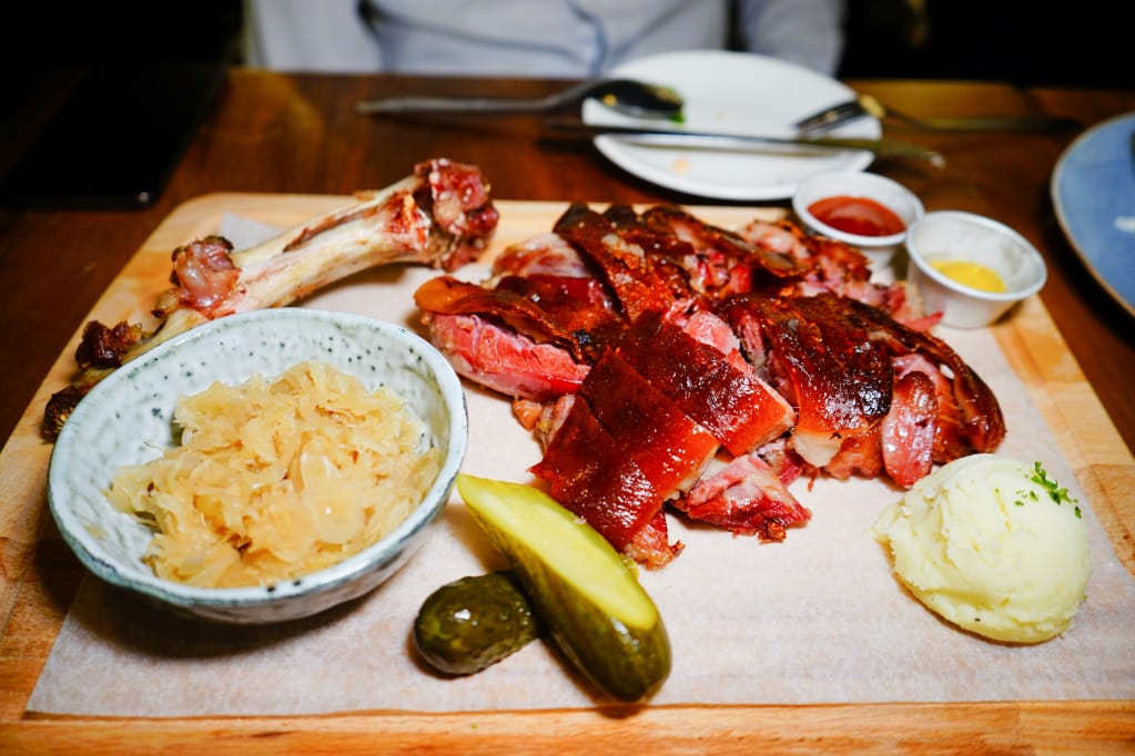 美食｜台北 Schumann’s Bistro No. 6 舒曼六號餐館(南京店) 德國豬腳、黑白啤酒 南京復興、小巨蛋聚餐餐廳推薦！