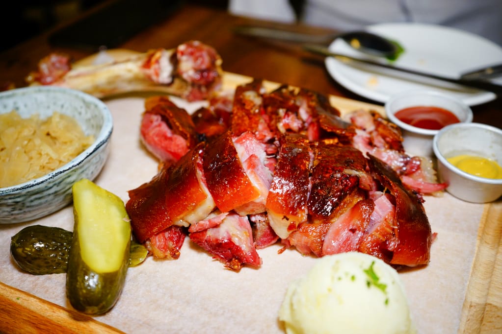 美食｜台北 Schumann’s Bistro No. 6 舒曼六號餐館(南京店) 德國豬腳、黑白啤酒 南京復興、小巨蛋聚餐餐廳推薦！