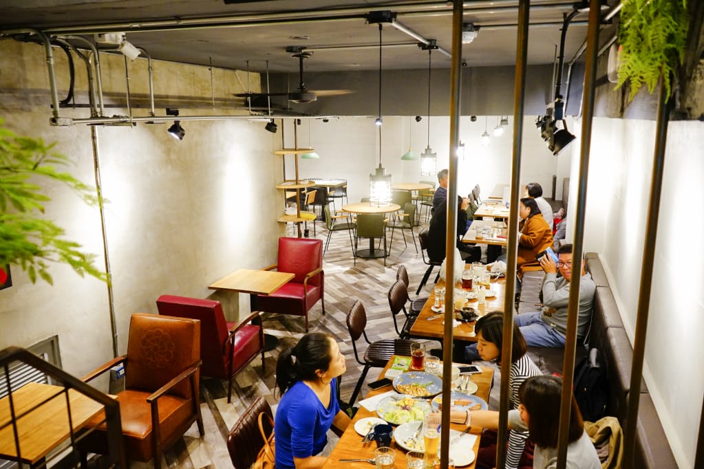 美食｜台北 Schumann’s Bistro No. 6 舒曼六號餐館(南京店) 德國豬腳、黑白啤酒 南京復興、小巨蛋聚餐餐廳推薦！