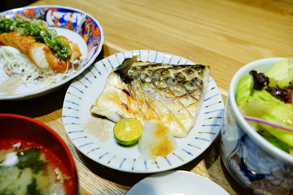美食｜桃園中壢 坐著做。員工食堂 新開幕餐廳! CP值超高之美味日式定食推薦~