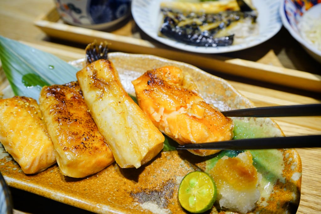 美食｜桃園中壢 坐著做。員工食堂 新開幕餐廳! CP值超高之美味日式定食推薦~