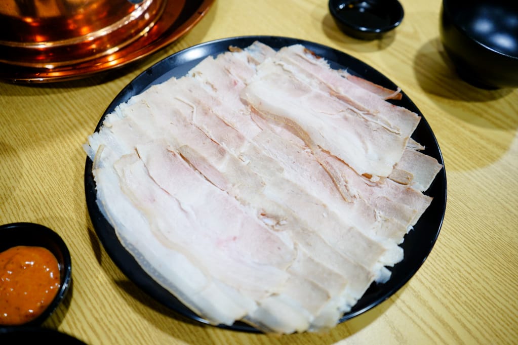 美食｜台北內湖 熹正園大連老菜館 正宗東北酸菜白肉鍋 近文德/港墘站東北菜推薦！