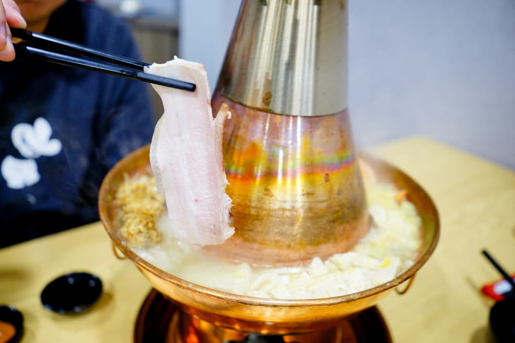 美食｜台北內湖 熹正園大連老菜館 正宗東北酸菜白肉鍋 近文德/港墘站東北菜推薦！