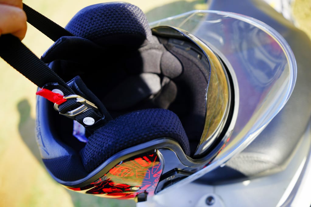 機車用品|NHK Helmets R1 MotoGP 車手專屬彩繪款 半罩式內墨鏡安全帽開箱! - 第6張圖 機車用品|NHK Helmets R1 MotoGP 車手專屬彩繪款 半罩式內墨鏡安全帽開箱!