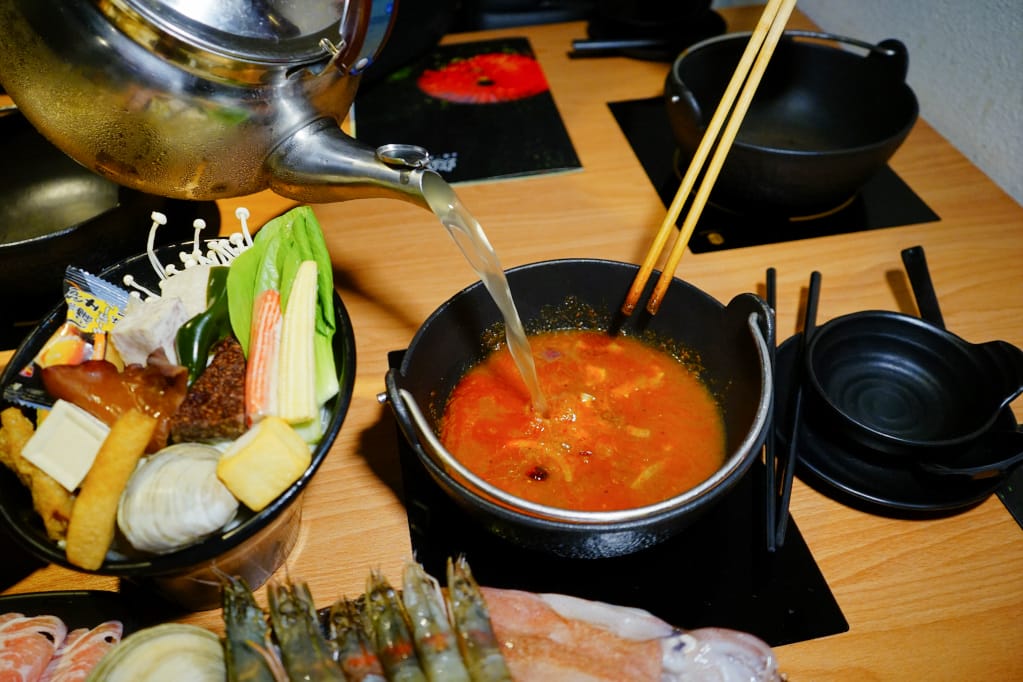 美食｜新北汐止 火鍋很忙(大同店) 創意火鍋料理 現炒台式麻辣火鍋、麻油雞火鍋