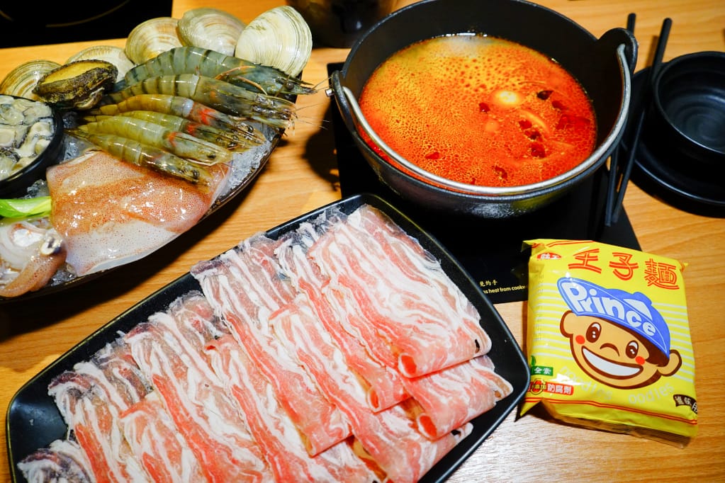 美食|新北汐止 火鍋很忙(大同店) 創意火鍋料理 現炒台式麻辣火鍋、麻油雞火鍋 - 第22張圖 美食|新北汐止 火鍋很忙(大同店) 創意火鍋料理 現炒台式麻辣火鍋、麻油雞火鍋