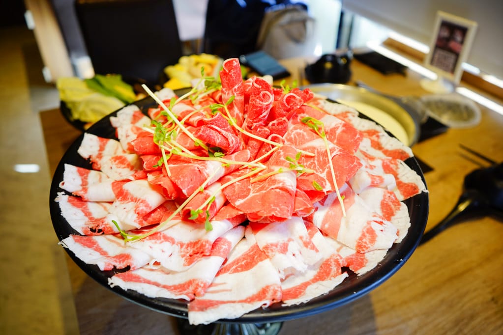 美食｜桃園 麻六味 鴛鴦麻辣鍋 50oz牛肉火鍋 桃園唯一麻辣大胃王挑戰！