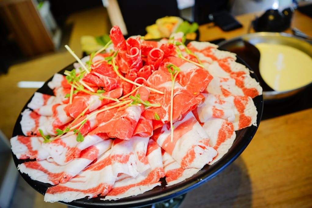 美食｜桃園 麻六味 鴛鴦麻辣鍋 50oz牛肉火鍋 桃園唯一麻辣大胃王挑戰！