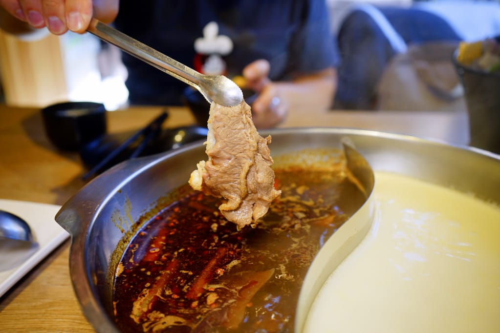 美食｜桃園 麻六味 鴛鴦麻辣鍋 50oz牛肉火鍋 桃園唯一麻辣大胃王挑戰！