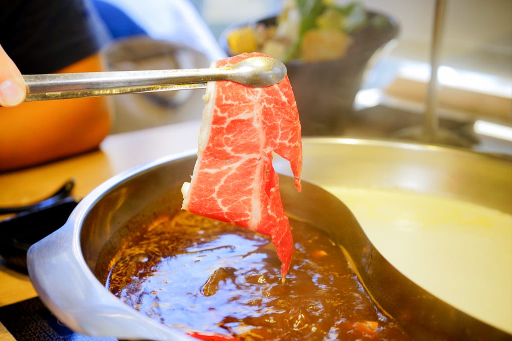 美食｜桃園 麻六味 鴛鴦麻辣鍋 50oz牛肉火鍋 桃園唯一麻辣大胃王挑戰！
