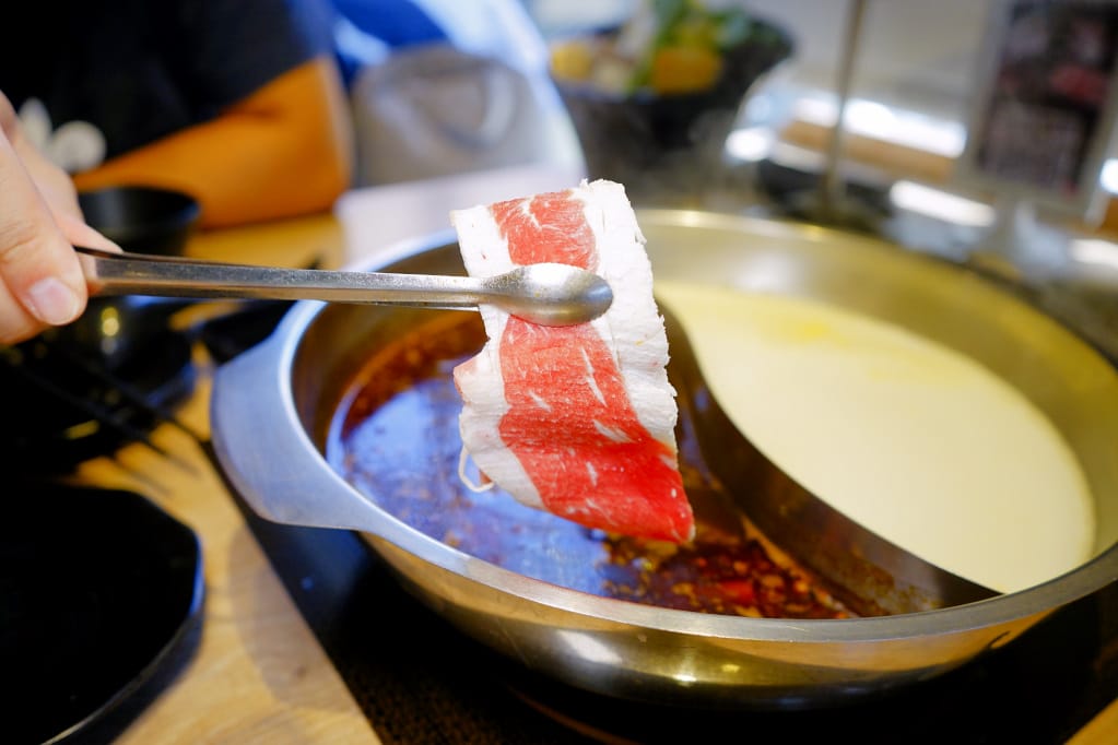 美食｜桃園 麻六味 鴛鴦麻辣鍋 50oz牛肉火鍋 桃園唯一麻辣大胃王挑戰！