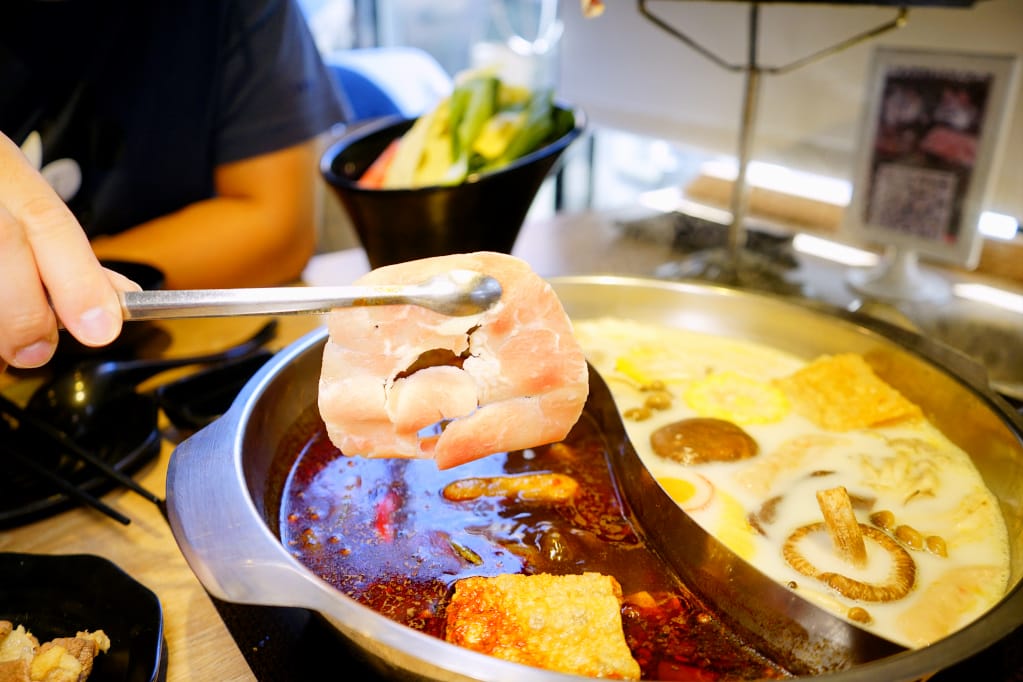 美食｜桃園 麻六味 鴛鴦麻辣鍋 50oz牛肉火鍋 桃園唯一麻辣大胃王挑戰！