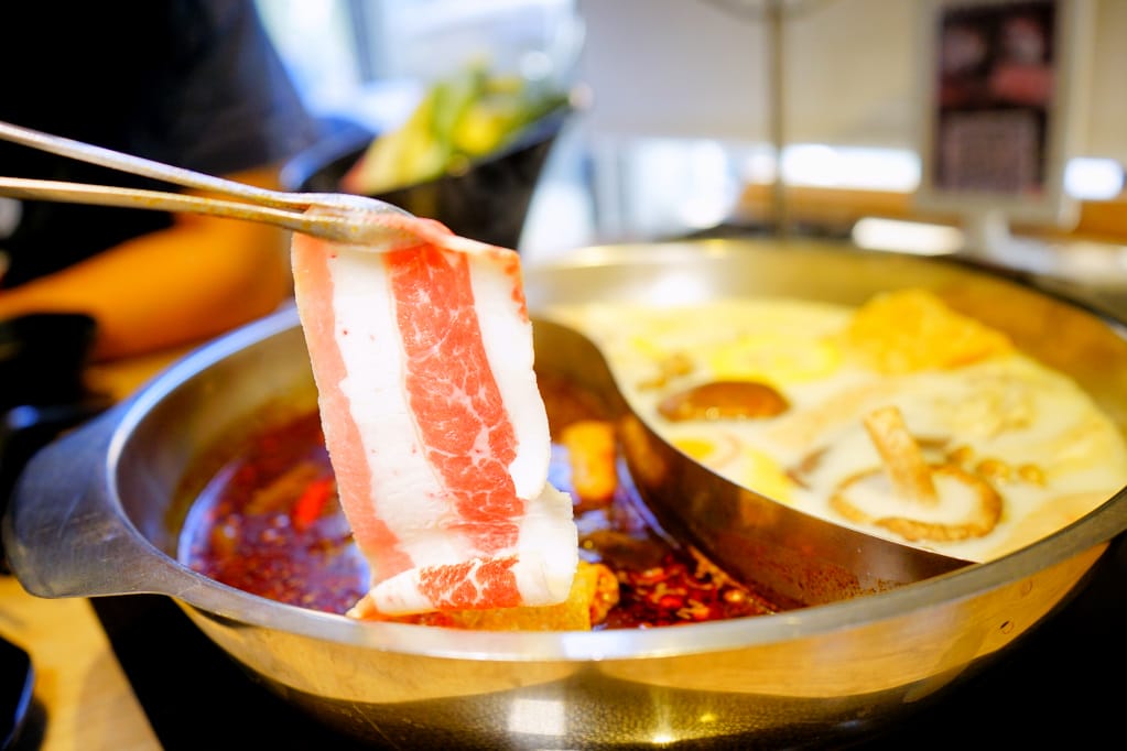 美食｜桃園 麻六味 鴛鴦麻辣鍋 50oz牛肉火鍋 桃園唯一麻辣大胃王挑戰！