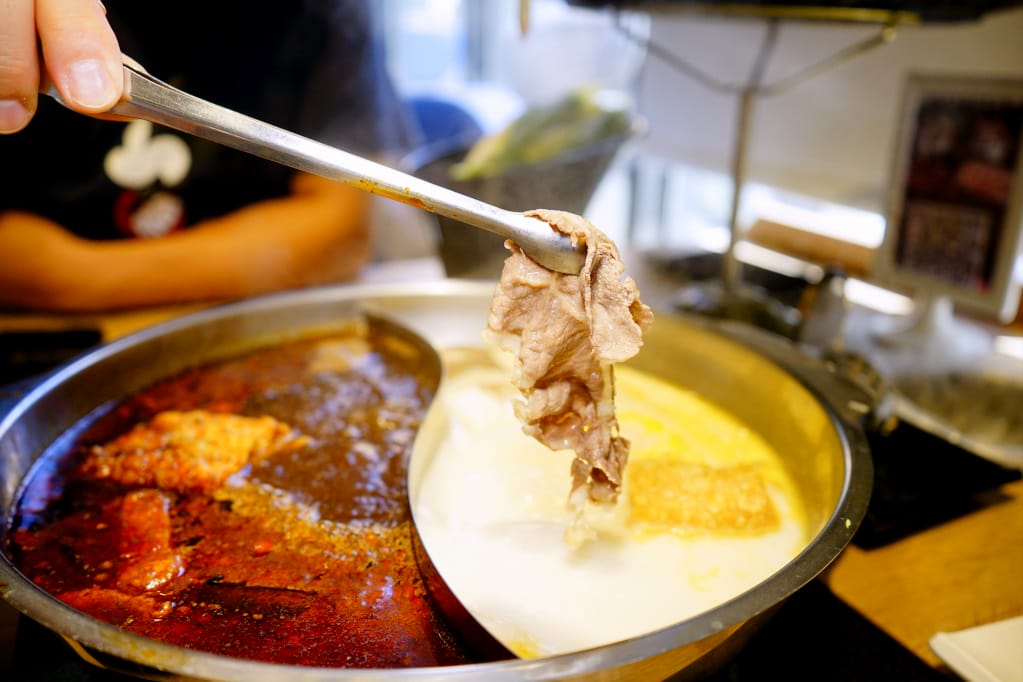 美食｜桃園 麻六味 鴛鴦麻辣鍋 50oz牛肉火鍋 桃園唯一麻辣大胃王挑戰！