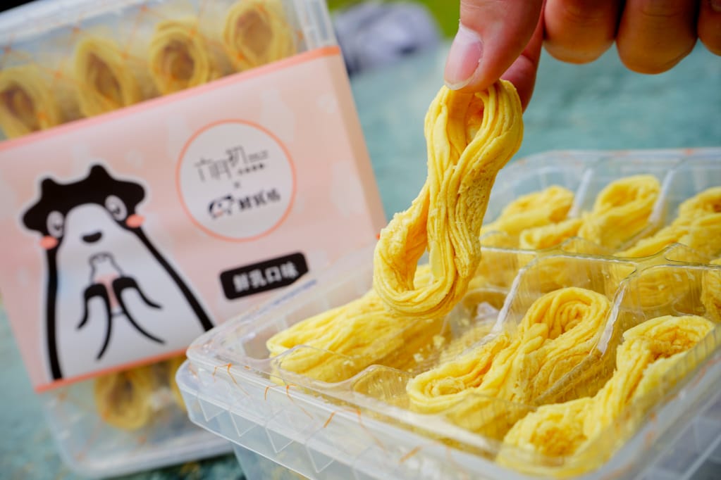 伴手禮｜六月初一x鮮乳坊聯名鮮奶蛋捲 8結蛋捲 台中美村門市限量販售 欲8不能的好滋味 蛋捲界團購冠軍、彌月禮推薦！